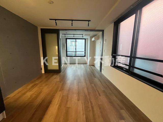 居室・リビング　こちらの居間で趣味の時間をお楽しみください