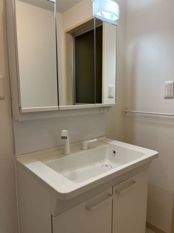 洗面設備　スペースが確保できる洗面所です