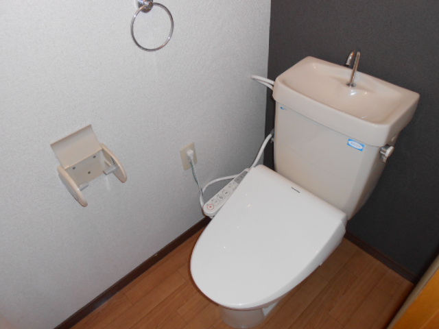 トイレ　温水洗浄便座完備・小物収納棚あり