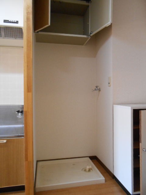 その他設備　屋内洗濯機置場・小物収納棚有り