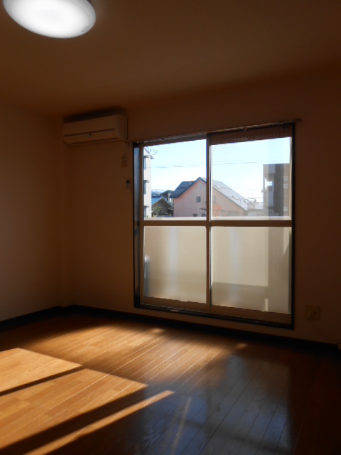 居室・リビング　南面居室（エアコン完備）・全室照明完備