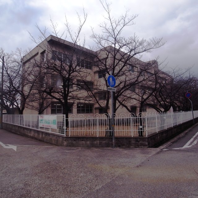 中学校　西宮市立上甲子園中学校（中学校）まで689m