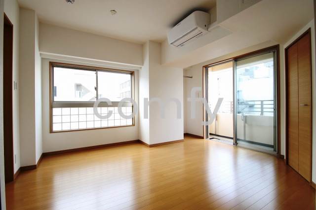 居室・リビング　三面採光の洋室