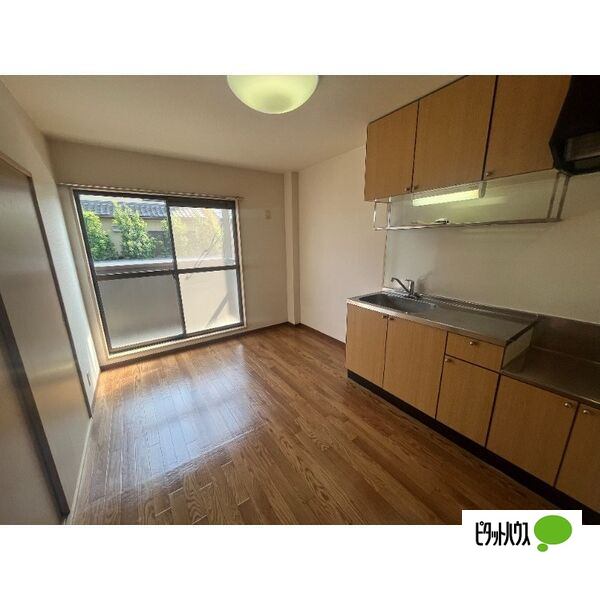 居室・リビング　同物件別部屋