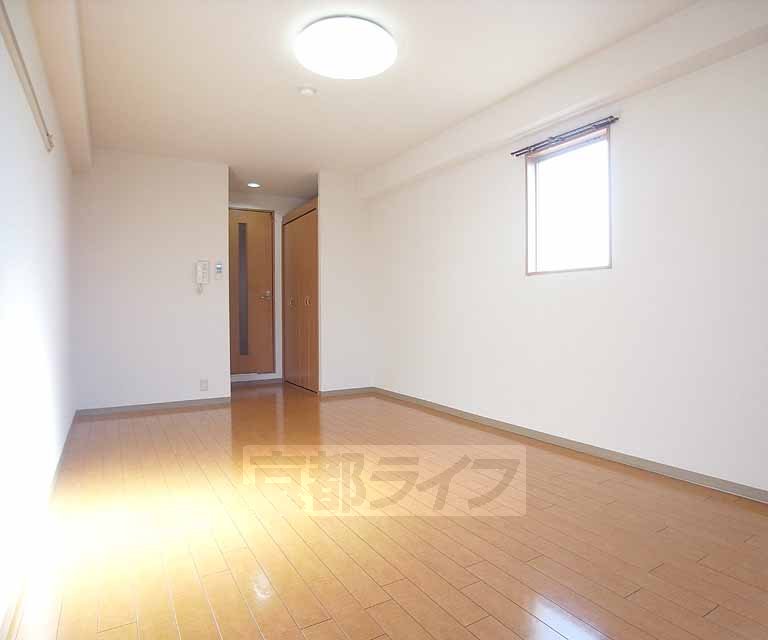 その他部屋・スペース　採光面２箇所の１０．５帖の洋室です。