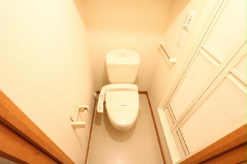 トイレ　快適な温水洗浄便座付きトイレになります。