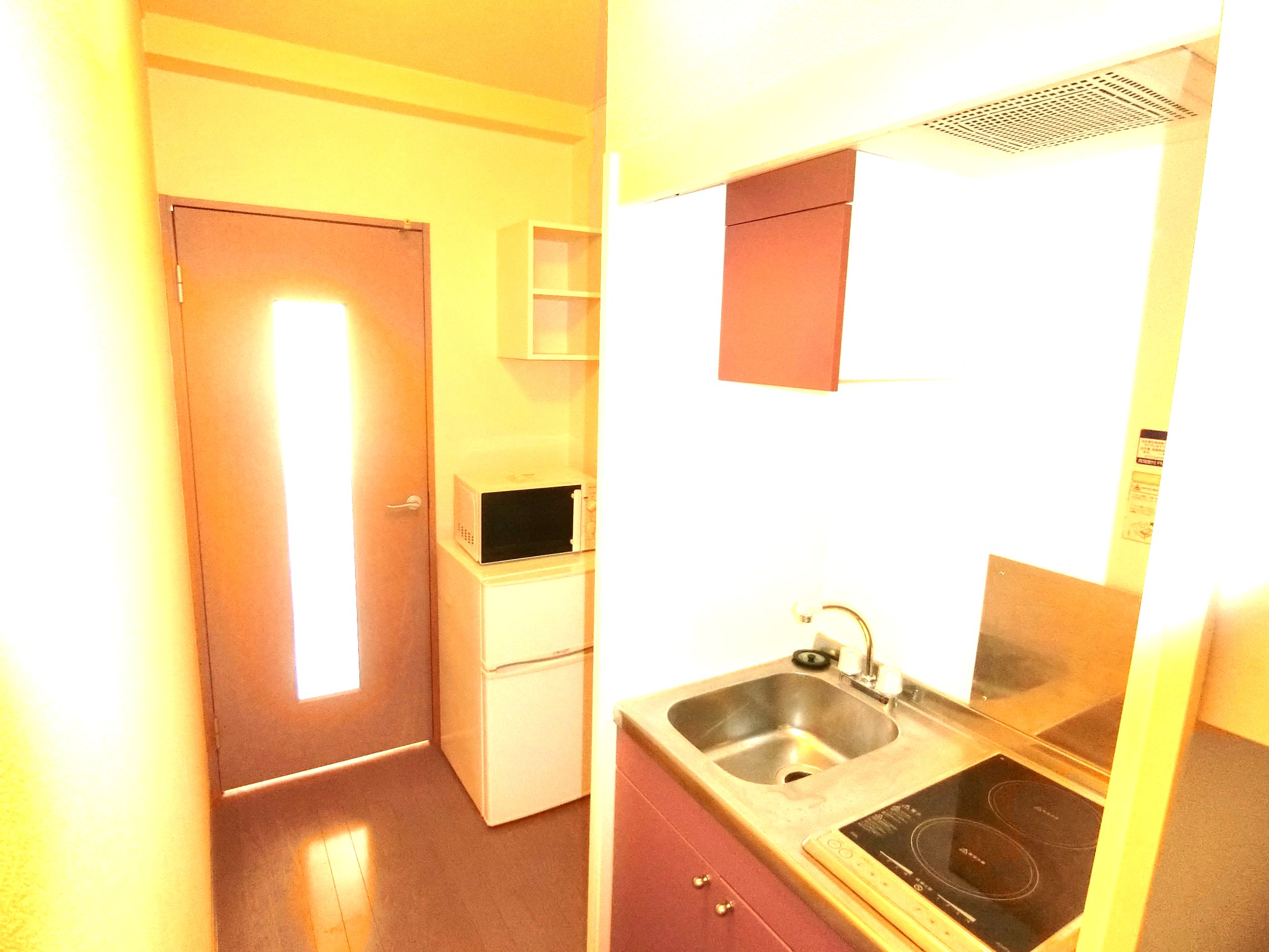 キッチン　キッチンに2口コンロと２ドア冷蔵庫・電子レンジを完備です☆