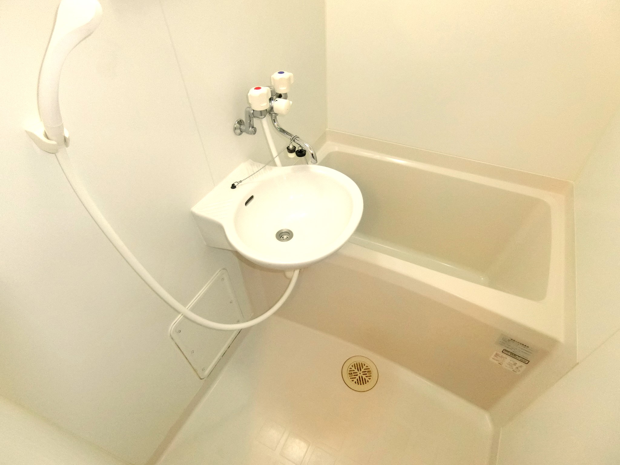 バス・シャワールーム　雨でも安心なを浴室乾燥機を完備です☆