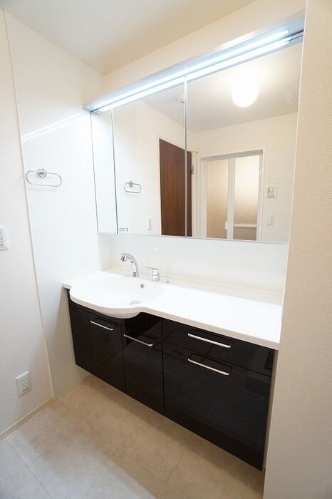 洗面設備　朝の支度にも助かる、独立の洗髪洗面化粧台