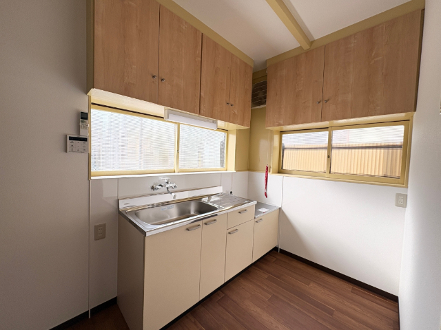 キッチン　上部収納たっぷり！給湯器つき