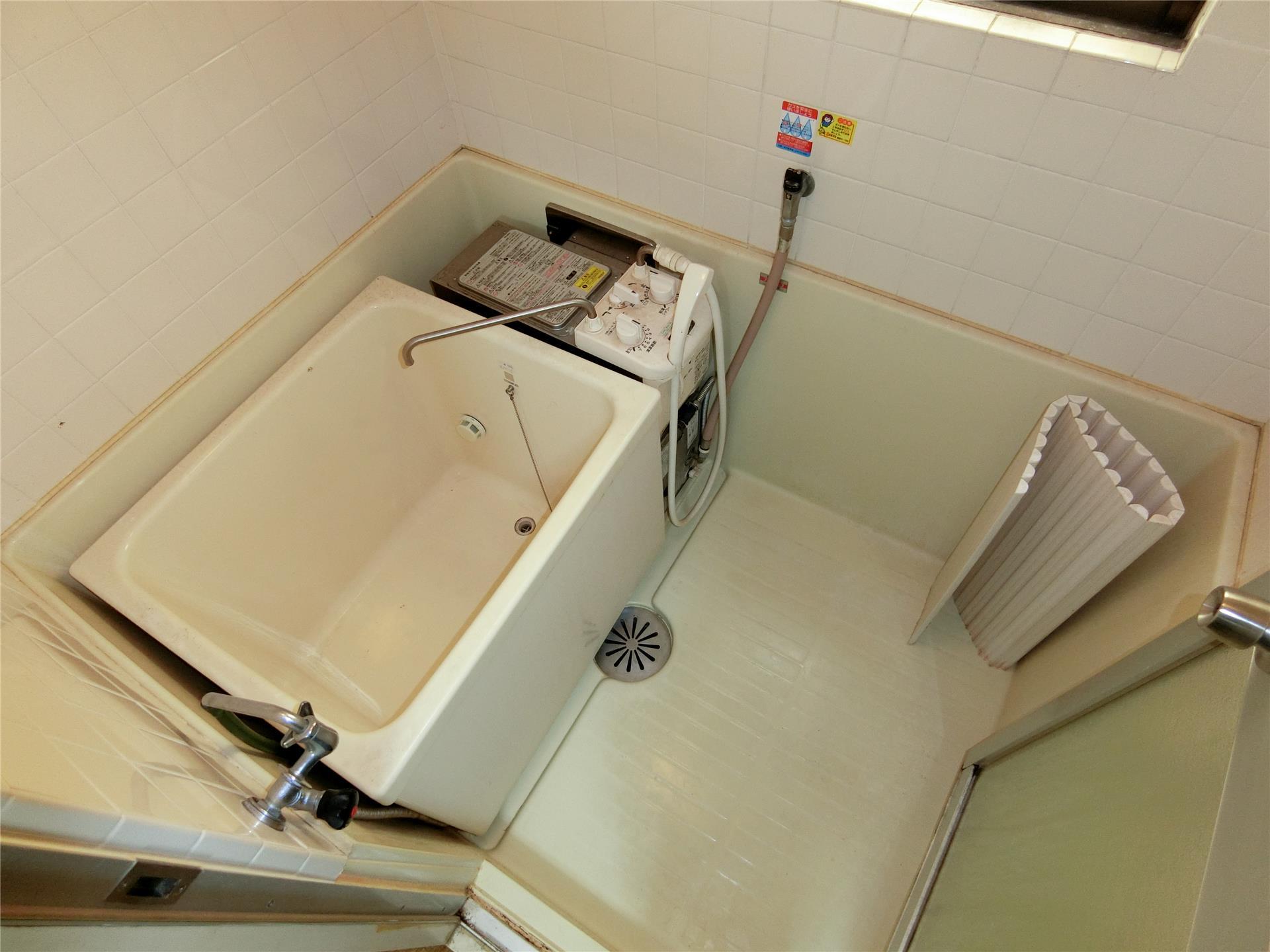 バス・シャワールーム　追い焚き機能・シャワー付きのお風呂です♪