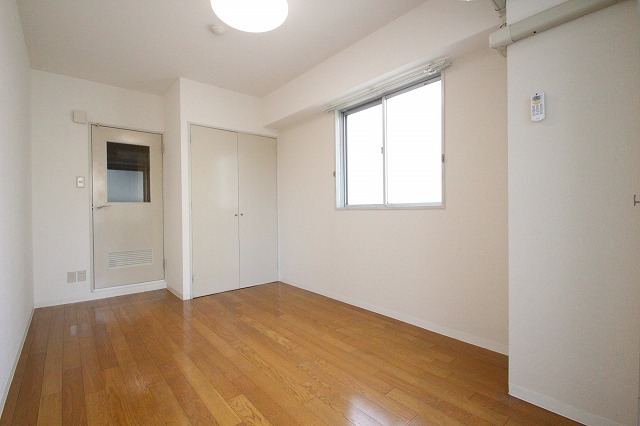 居室・リビング　同物件別室です。