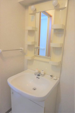 洗面設備　洗面台の隣に洗濯機置場があります！