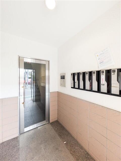 エントランス　同物件別部屋