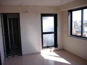 居室・リビング　三面採光で明るい居室です♪