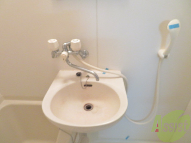 洗面設備　洗面台はコンパクトですが朝の支度には助かりますね