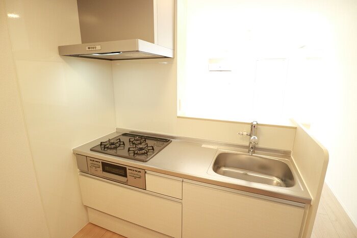キッチン　３口コンロ付きのシステムキッチン