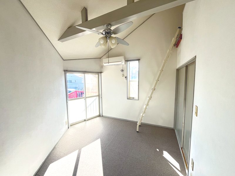 居室・リビング　シーリングファン付きの照明です。