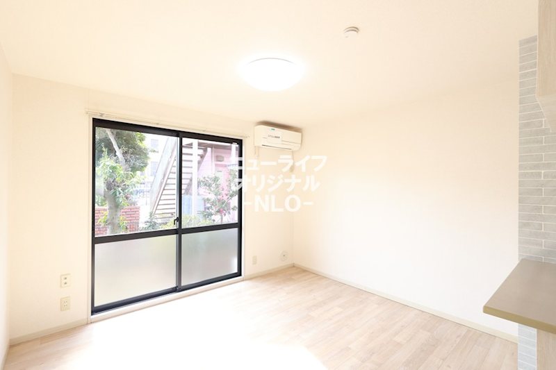 居室・リビング　お部屋を快適に保つエアコン付き★