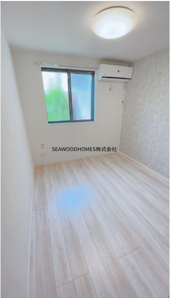 居室・リビング　洋室５帖ございます