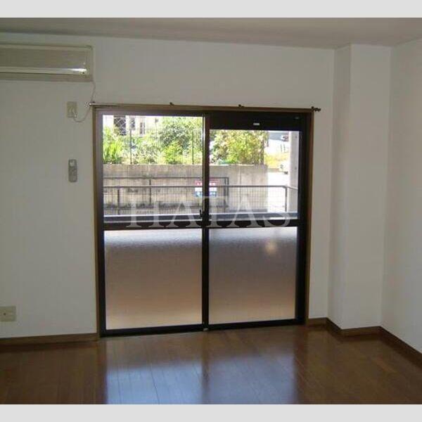 居室・リビング　同物件別部屋です