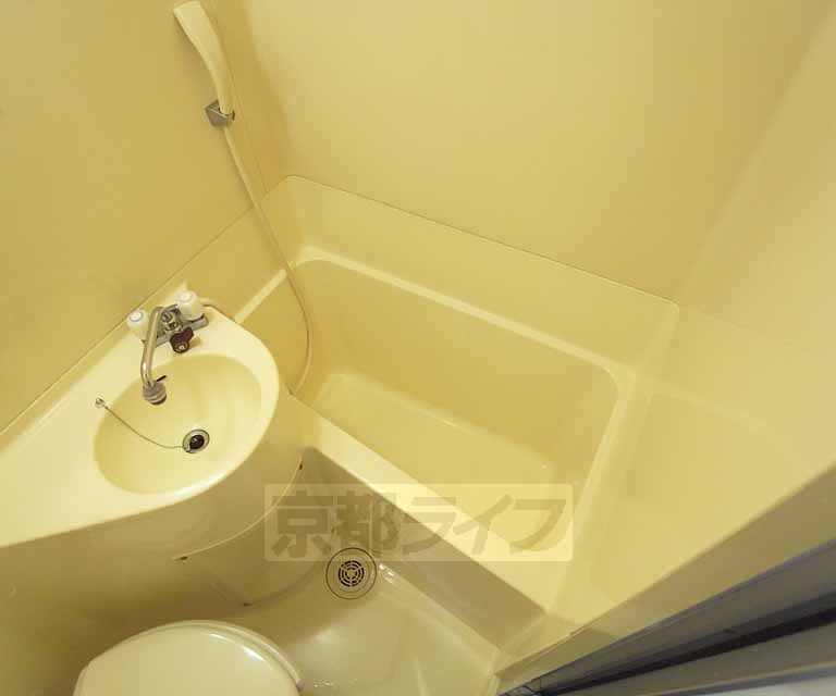 バス・シャワールーム　清潔感のある浴槽です。