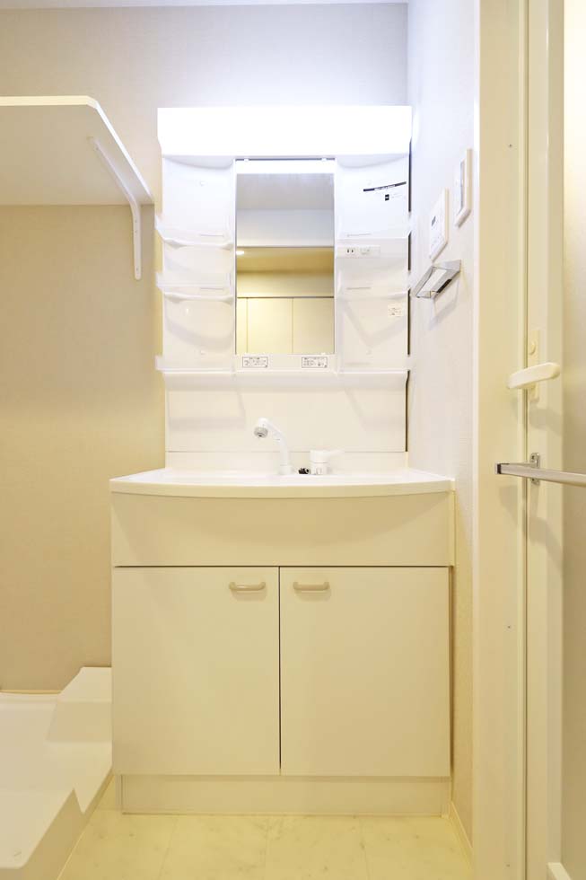 洗面設備　明るい色調の室内です