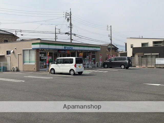 コンビニ　ファミリーマート（コンビニ）まで1976m