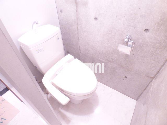 トイレ　シャワー付きトイレです。