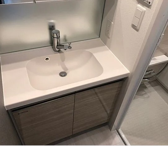 洗面設備　明るい洗面所です