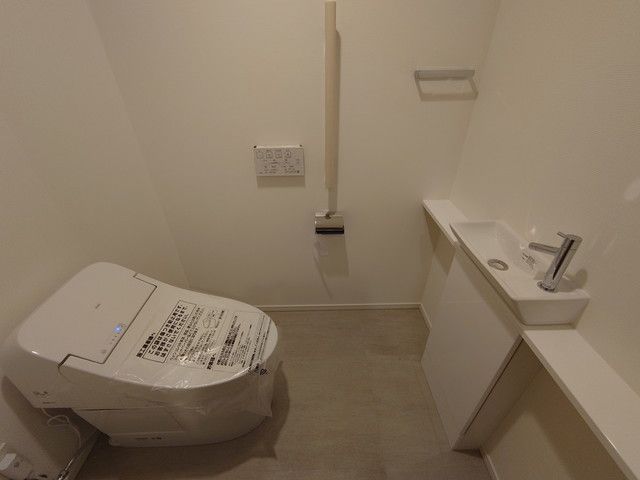 トイレ　※写真は同タイプ住戸です。