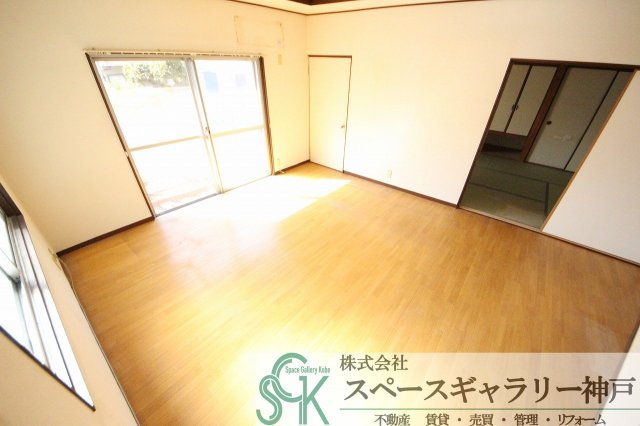 ＪＲ山陽本線 舞子駅 バス乗車時間：12分 最寄りバス停で下車 徒歩4分 2階建 築52年の居間写真