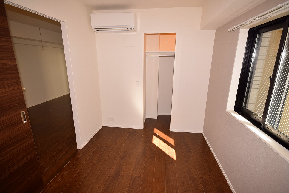 その他部屋・スペース　手前の洋室にもエアコンあり
