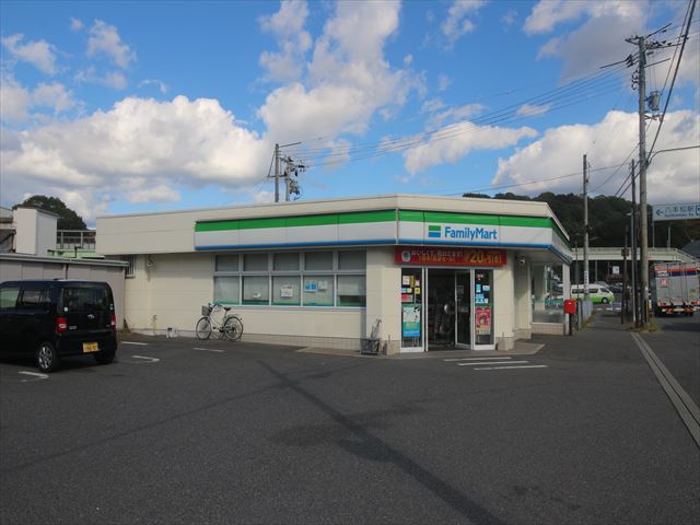 コンビニ　ファミリーマート八本松駅前店（コンビニ）まで857m