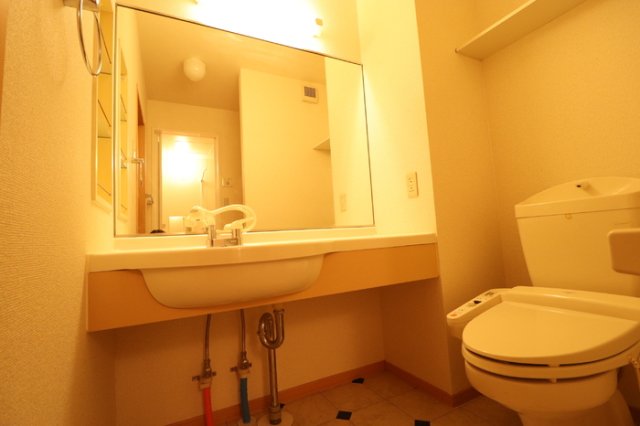 洗面設備　独立洗面台、小物を置くことができて便利です