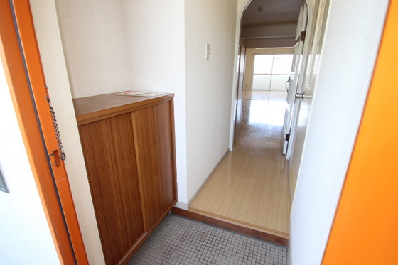 玄関　※掲載写真は同マンション別部屋参考写真となります。掲載情報と