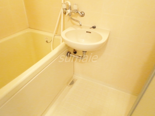 バス・シャワールーム　洗面台付きです☆