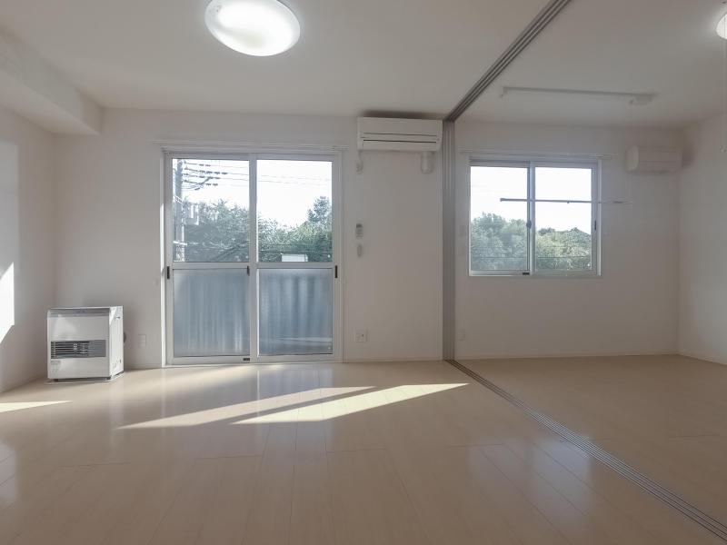 居室・リビング　同タイプの室内写真です。