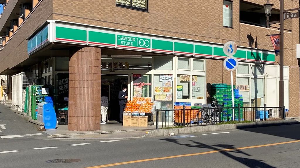 コンビニ　ローソンストア100大宮下町二丁目店（コンビニ）まで1m