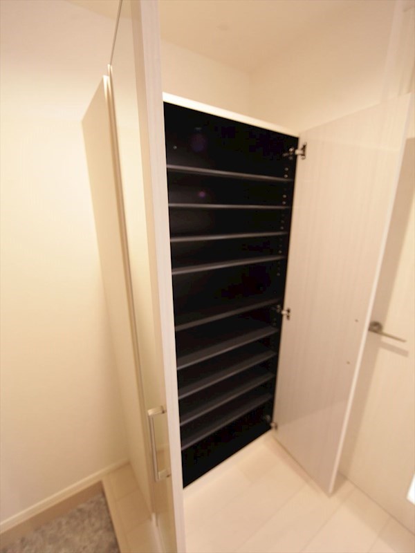 玄関　玄関　シューズボックス付（収納充実してます）