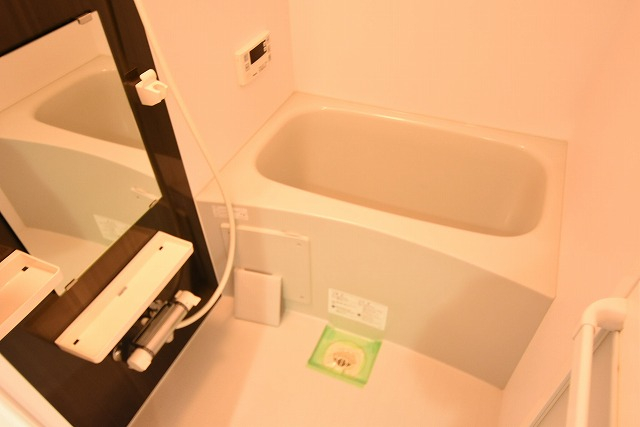バス・シャワールーム　追い焚き機能付きです♪