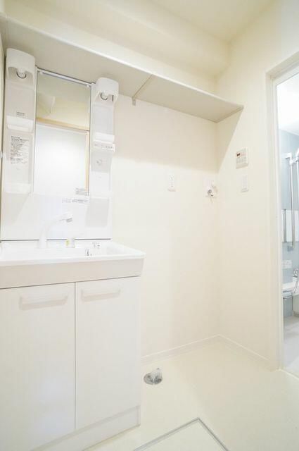 洗面設備　明るい洗面所です