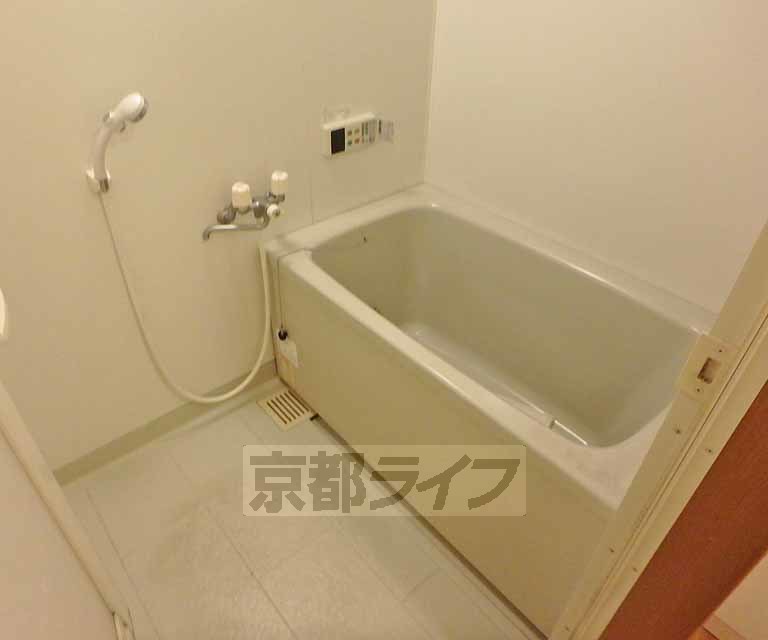 バス・シャワールーム　バスルームです