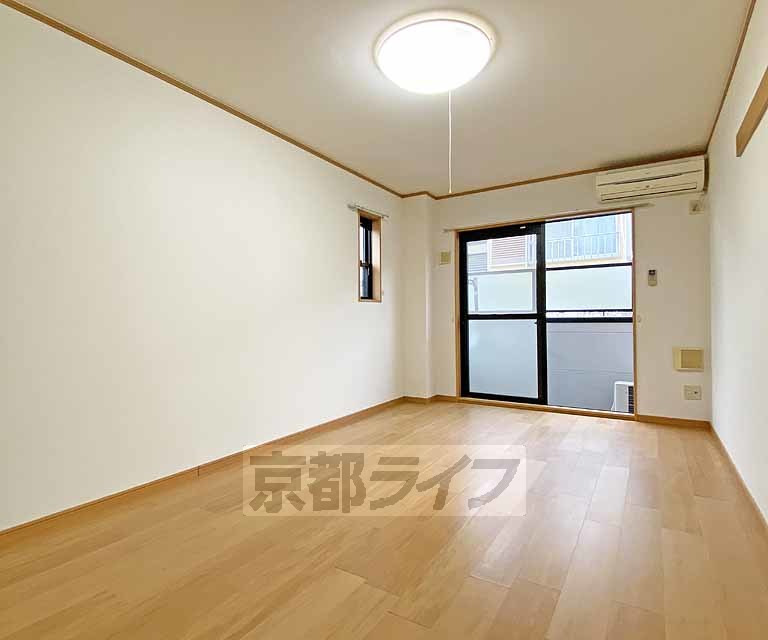 居室・リビング　木目調フローリングのお部屋です。