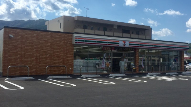 コンビニ　セブンイレブン 多良見体育センター前店（コンビニ）まで526m