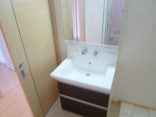 洗面設備　朝の身支度に便利な洗面台