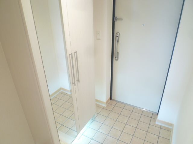 玄関　玄関には、全身鏡のついた大きな靴箱