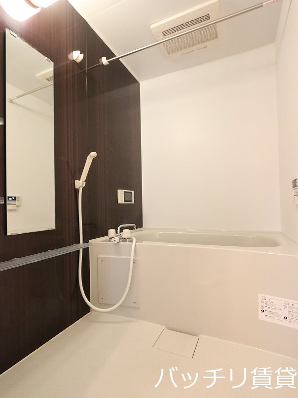 バス・シャワールーム　別号室タイプの為、現状を優先いたします
