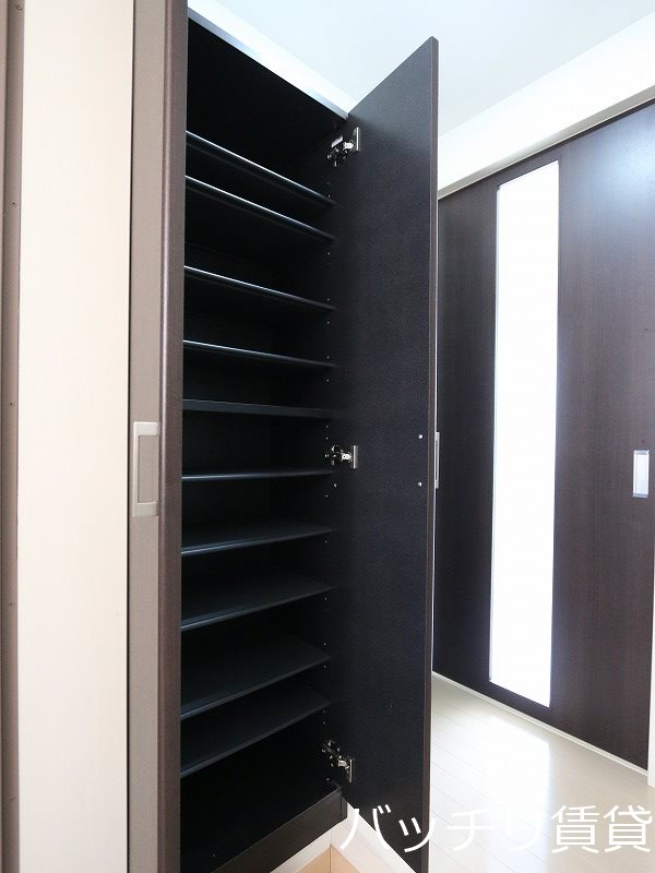 玄関　別号室タイプの為、現状を優先いたします