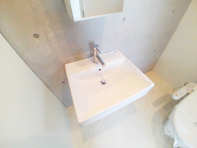 洗面設備　独立した洗面台。